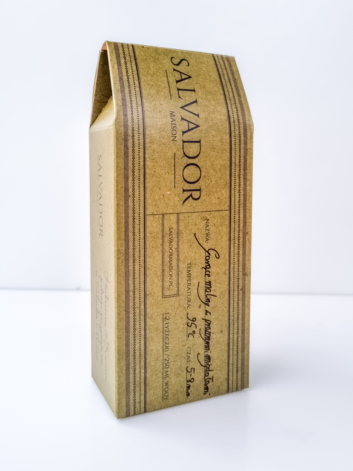 gorące maliny z prażonymi migdałami