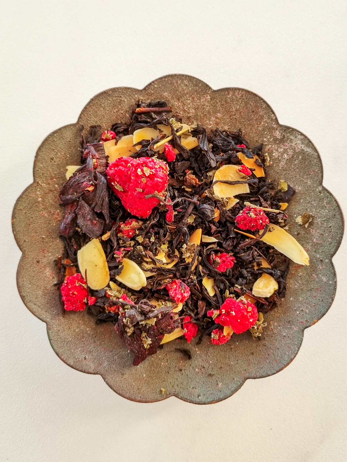 gorące maliny z prażonymi migdałami