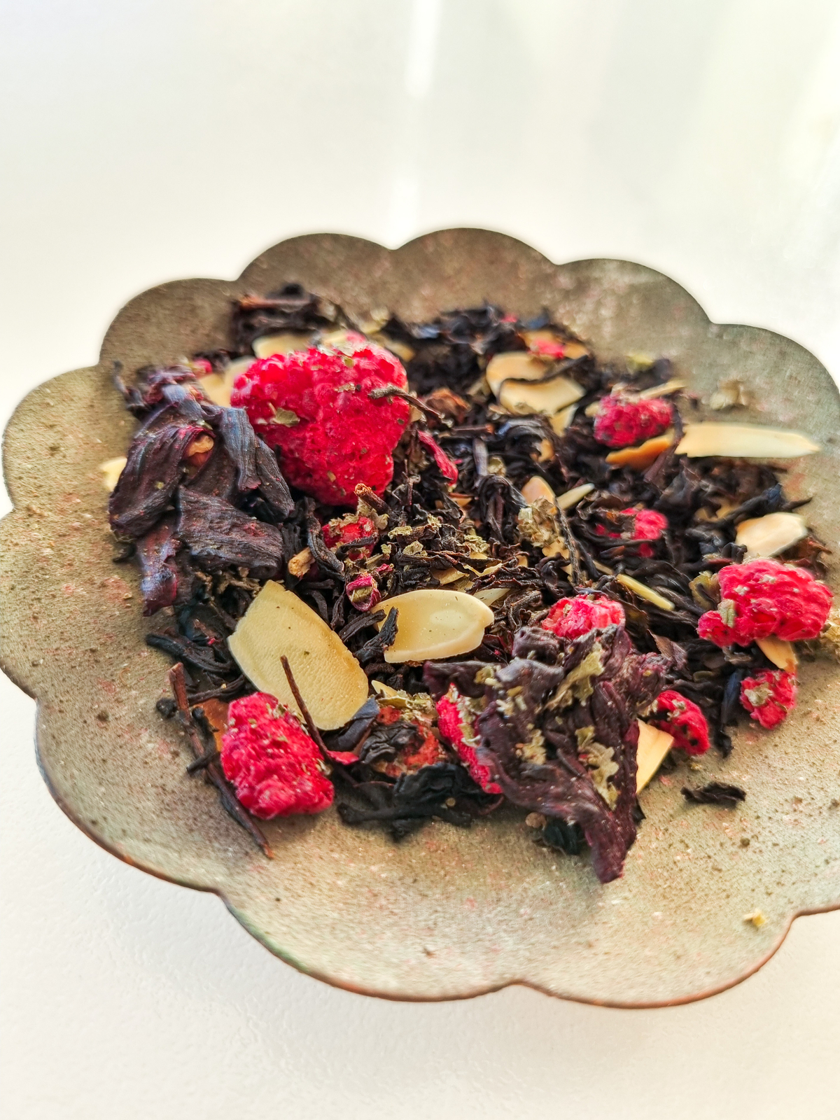 gorące maliny z prażonymi migdałami